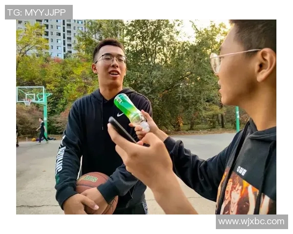 威少与足球明星亲密合影展现运动员间的友谊与激情 威少与足球明星亲密合影展现运动员间的友谊与激情