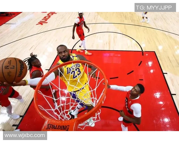 热火与湖人激战正酣NBA赛场再现经典对决引发球迷热议 热火与湖人激战正酣NBA赛场再现经典对决引发球迷热议